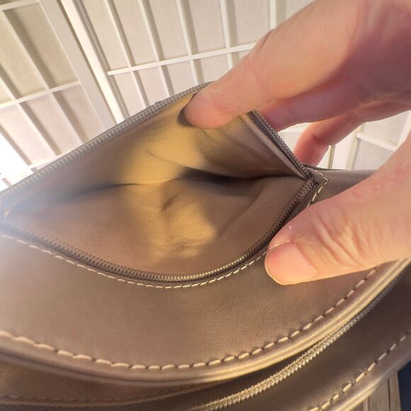 Gill Leather Crossbody Handbag - Picture 11 of 15